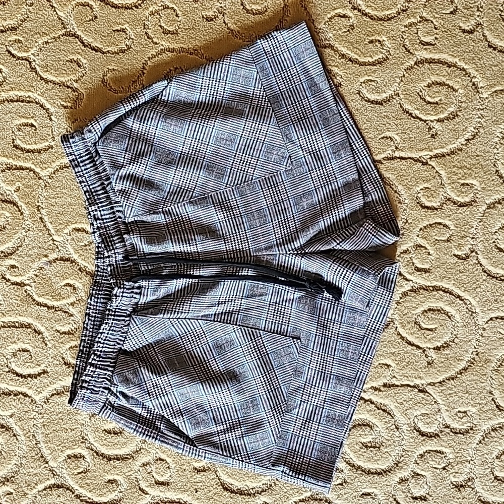 Juniors short black/white plaid with pink and blue detail